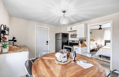 Algoma Apartamento | Welcome to The Steele Magnolia!! Completely renovated 2 bed/1ba plus bonus pull out futon couch
