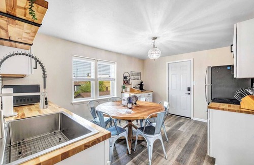 Algoma Apartamento | Welcome to The Steele Magnolia!! Completely renovated 2 bed/1ba plus bonus pull out futon couch