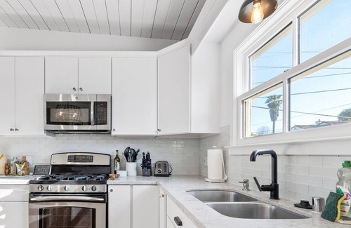 Aptos Casa | Welcome to the Tiki Tides in Aptos. Firepit. Hot Tub. Walking distance to Seacliff Beach.