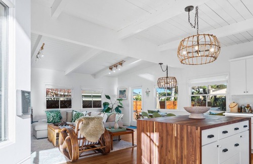 Aptos Casa | Welcome to the Tiki Tides in Aptos. Firepit. Hot Tub. Walking distance to Seacliff Beach.