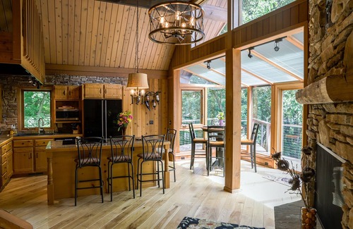 Lake Mills Casa | Bienvenido a la casa del árbol. Nuestro hogar lejos de casa y con suerte el tuyo también.