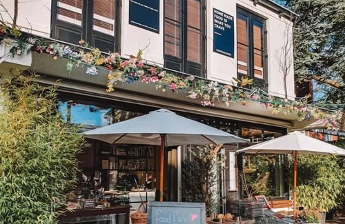 Bloemendaal Apartamento | Welcome to “The Winston!” Lux 1-bdrm studio apt in prime Bloemendaal location!