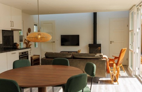 Westenschouwen Casa | Welcome to this very well-equipped chalet with a contemporary Scandinavian flair! Located on the edg