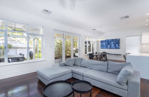 Subiaco Casa | Welcome to this classic Federation home with high end features. Free WIFI