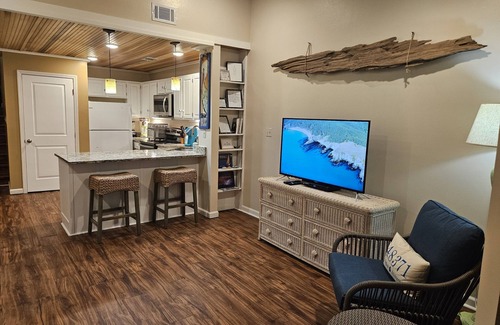 East End Casa | Welcome to Sea Glass 💎💎💎1 Bed, 1 Bath, Sleeps 4. Close to beach, pool access.
