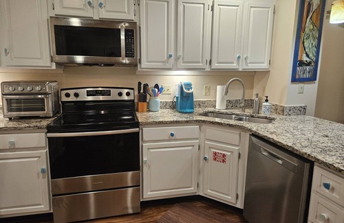 East End Casa | Welcome to Sea Glass 💎💎💎1 Bed, 1 Bath, Sleeps 4. Close to beach, pool access.