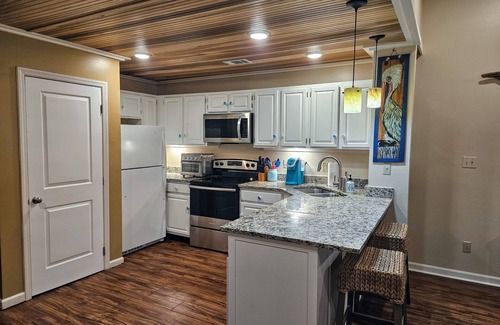 East End Casa | Welcome to Sea Glass 💎💎💎1 Bed, 1 Bath, Sleeps 4. Close to beach, pool access.