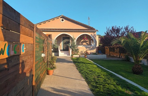Marathias Villa | Bienvenido a Villa Thanos! La villa es una casa de una planta con un gran jardín