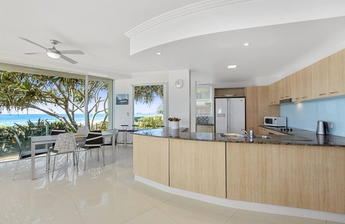 Currumbin Apartamento | Bienvenido a Waves 101 Absolute Beachfront Beach Apartment.