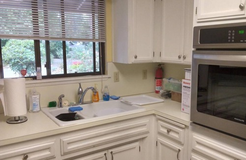 East Olympia Cama Y Desayuno | Welcome to Wildwood Cottage Shared Lodging -short term stays for professionals.