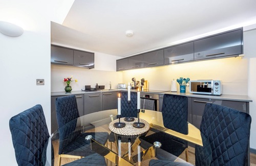 West Kensington Apartamento | Welcome to your comfortable and convenient London retreat at Plotseeker’s 2 Bed 2 Bath Deluxe Flat in Kensington!