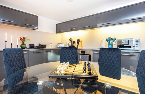 West Kensington Apartamento | Welcome to your comfortable and convenient London retreat at Plotseeker’s 2 Bed 2 Bath Deluxe Flat in Kensington!