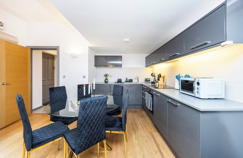 West Kensington Apartamento | Welcome to your comfortable and convenient London retreat at Plotseeker’s 2 Bed 2 Bath Deluxe Flat in Kensington!