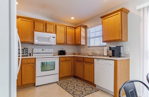 Elizabethtown Casa | Welcome to your home away from home! This centrally located 3-bedroom, 2-bath