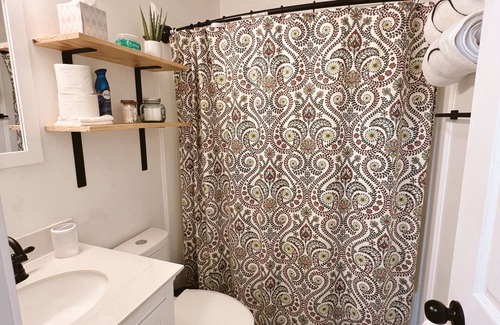 Fayetteville Casa | Welcome to your lively and bold home away from home here in Fayetteville, NC!