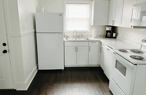 East Memphis Casa | Welcome to your Memphis retreat steps from the vibrant University of Memphis!