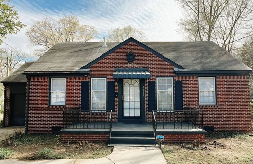 East Memphis Casa | Welcome to your Memphis retreat steps from the vibrant University of Memphis!