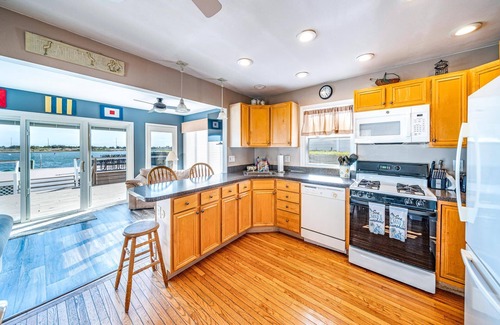 Cape May Court House Casa | Welcome to your seasonal retreat in Avalon Manor! This Bayfront home is the perfect getaway for you.