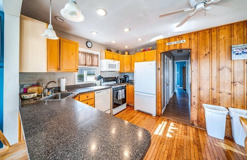 Cape May Court House Casa | Welcome to your seasonal retreat in Avalon Manor! This Bayfront home is the perfect getaway for you.