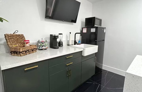 Terrace Park Apartamento | Welcome to your stylish and comfortable studio suite retreat!