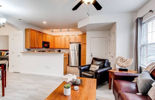 Aurora Condominio | Welcoming and Wonderful Main Floor Condo