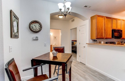 Aurora Condominio | Welcoming and Wonderful Main Floor Condo