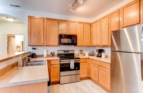 Aurora Condominio | Welcoming and Wonderful Main Floor Condo