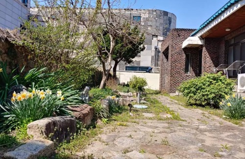 Gyeongju Casa | Welcoming Blue House in city center with garden, 4 rooms
