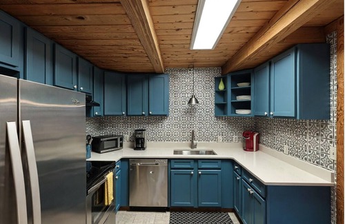 Cartersville Cabina | Welcoming Cabin near Lake Point Sports in Cartersville-Sleeps 9
