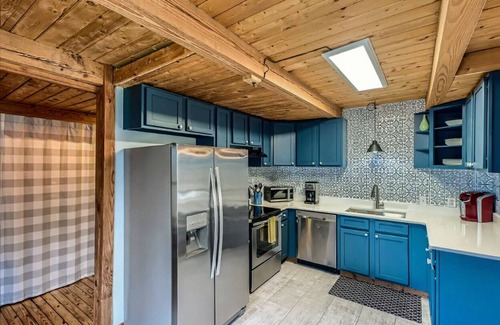 Cartersville Cabina | Welcoming Cabin near Lake Point Sports in Cartersville-Sleeps 9
