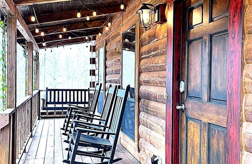 Cartersville Cabina | Welcoming Cabin near Lake Point Sports in Cartersville-Sleeps 9
