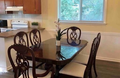Cary Casa | ★Welcoming Cary Townhome★King Bed★Long Term Stays★