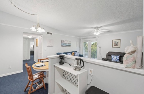 Lake Frederica Condominio | Welcoming Cozy 2BR/2BA Condo Near Downtown Orlando & Attractions with Pool