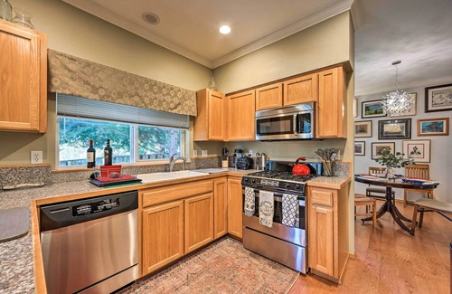 Edmonds Casa | Welcoming Edmonds Vacation Rental w/ Fireplace!
