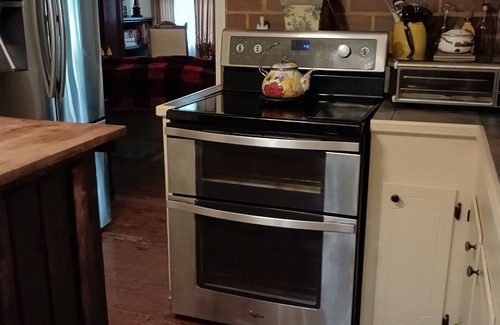 Hattiesburg Otro | Welcoming farmhouse with AC in charming Hattiesburg