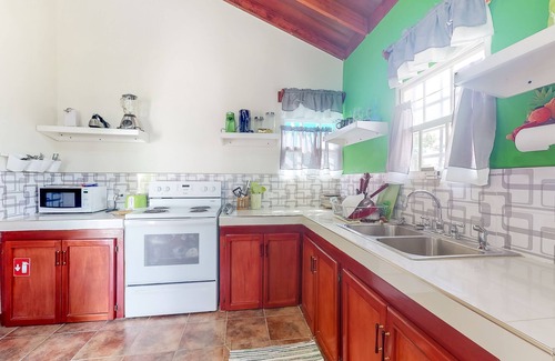 San Ignacio Casa | Casa familiar con vistas a la jungla, patio, piscina privada, a solo 5 minutos de la ciudad