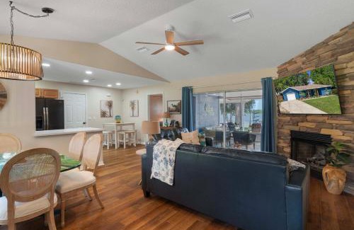 Crystal River Casa | Welcoming Little Blue Lakehouse in Crystal River