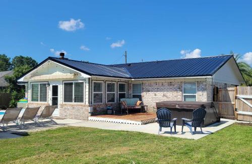 Ono Island Casa | Welcoming Pensacola Home with Spacious Yard!