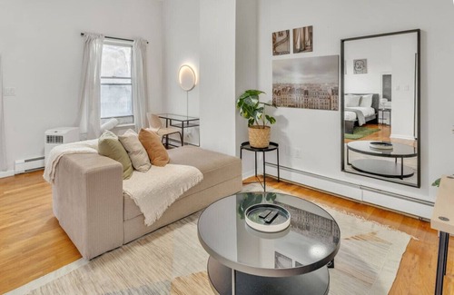Hackensack River Waterfront Casa | Welcoming Sunlit Room Near NYC/Trans/Cafe/Rest.