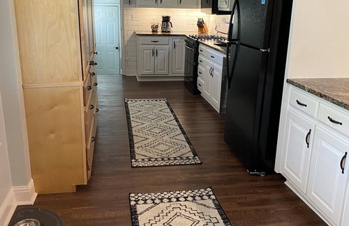 Guntersville Casa | Welcoming three bedroom home located just 1.2 miles from public boat launch.