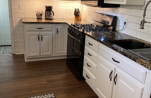 Guntersville Casa | Welcoming three bedroom home located just 1.2 miles from public boat launch.