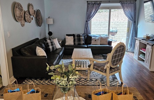 Guntersville Casa | Welcoming three bedroom home located just 1.2 miles from public boat launch.
