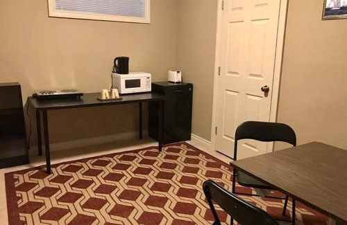 Southwest Calgary Apartamento | Welcoming Walkout Basement 2-bedroom Suite