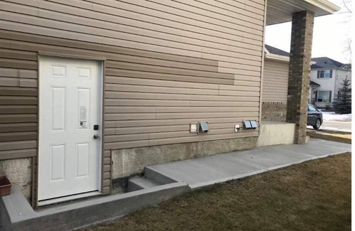 Southwest Calgary Apartamento | Welcoming Walkout Basement 2-bedroom Suite