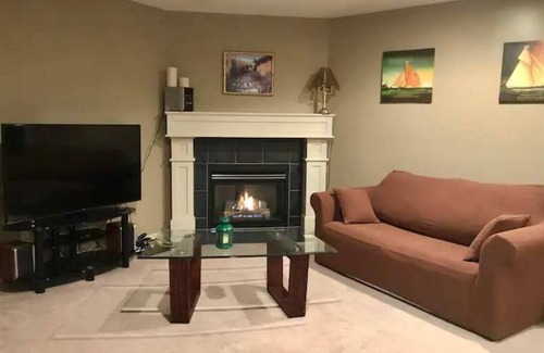Southwest Calgary Apartamento | Welcoming Walkout Basement 2-bedroom Suite
