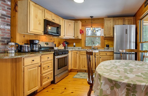 Weld Cabina | Weld Waterfront Log Cabin w/ Kayaks & Canoes!