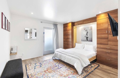 Roosevelt Condominio | Well appointed DTPH Studio w Pool and Parking