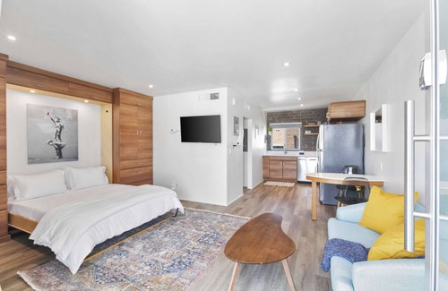 Roosevelt Condominio | Well appointed DTPH Studio w Pool and Parking