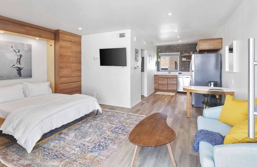 Roosevelt Condominio | Well appointed DTPH Studio w Pool and Parking