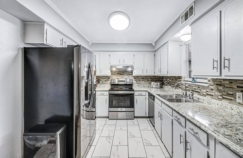 South Side Casa | Well-appointed home with a pool, children's items, fireplace, washer/dryer, & AC